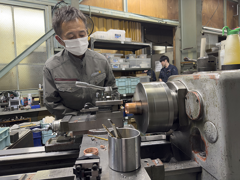 汎用旋盤を専門とする浅野さんの作業風景