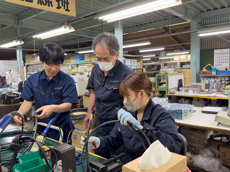 今年新卒入社の後輩に半田付けのコツを伝授