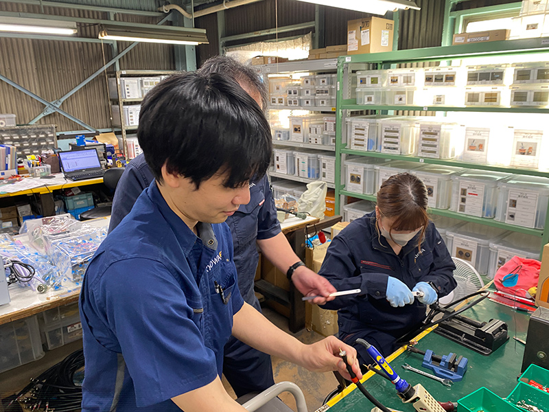 今年新卒入社の後輩に半田付けのコツを伝授